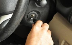 memanaskan mesin mobil